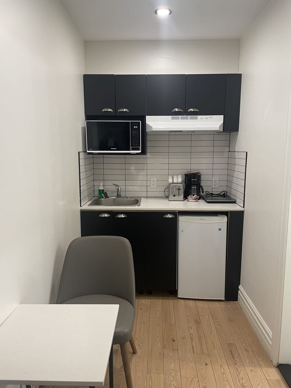 Economy Room, 1 Queen Bed | Private kitchen | Microwave, coffee/tea maker, cookware/dishes/utensils