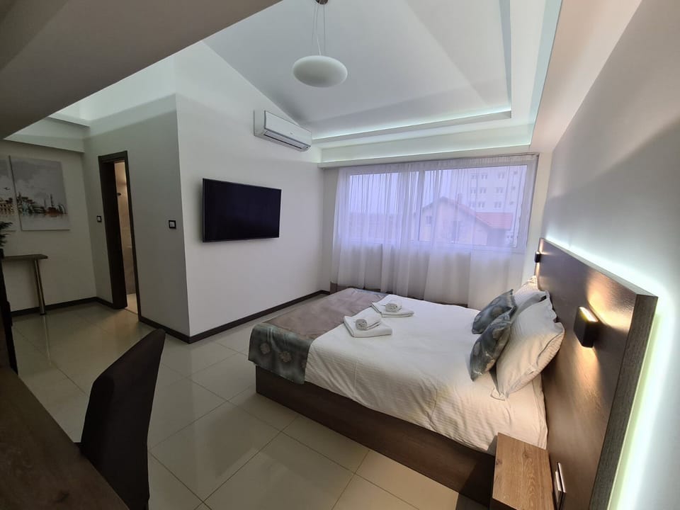 Grand Room, 1 King Bed, Hot Tub | Memory foam beds, desk, laptop workspace, soundproofing