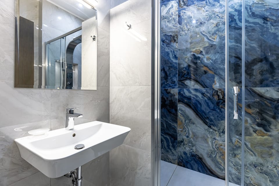 Deluxe Room, Hot Tub | Bathroom | Combined shower/tub, jetted tub, rainfall showerhead, free toiletries