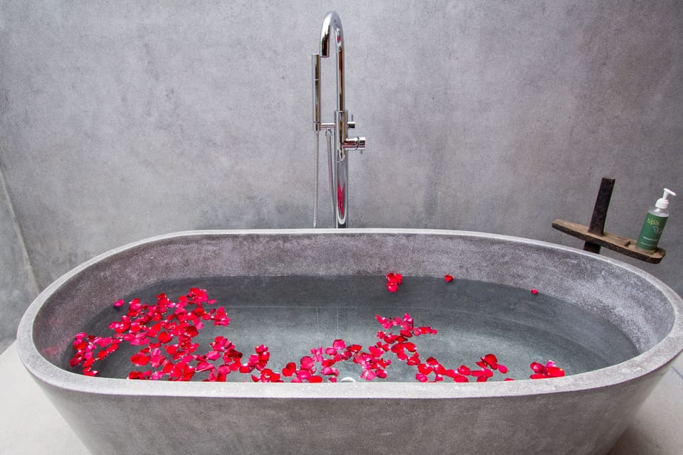 Aromatherapy, Thai massages, sports massages, body scrubs, facials