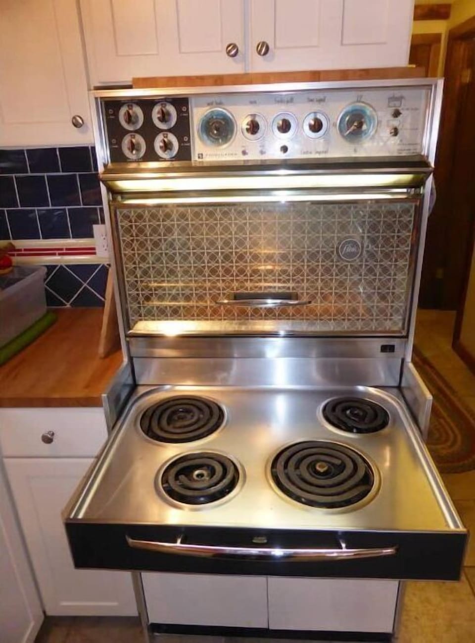 Retro stove/oven - as seen in Bewitched - 70s sit com.  Wicked fast burners!