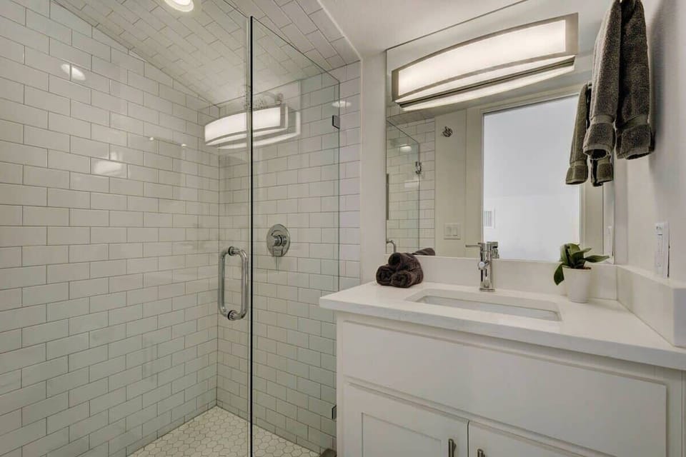 Unit A | Bathroom 4 | Full Bathroom | Serves Bedroom 4 | Third Floor