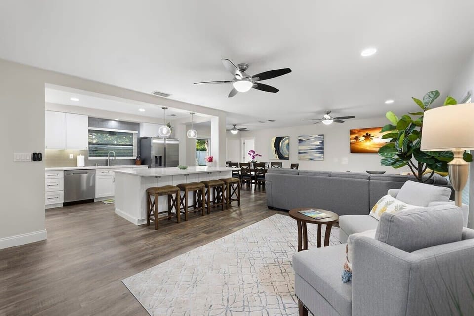 Enjoy the modern deco and the stocked kitchen