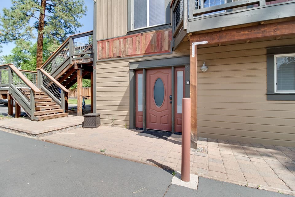 Front entry of the cozy lower unit