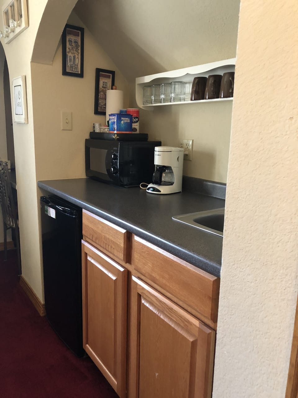 Paris at Briarwood Lodge | Private kitchen | Microwave, coffee/tea maker, paper towels