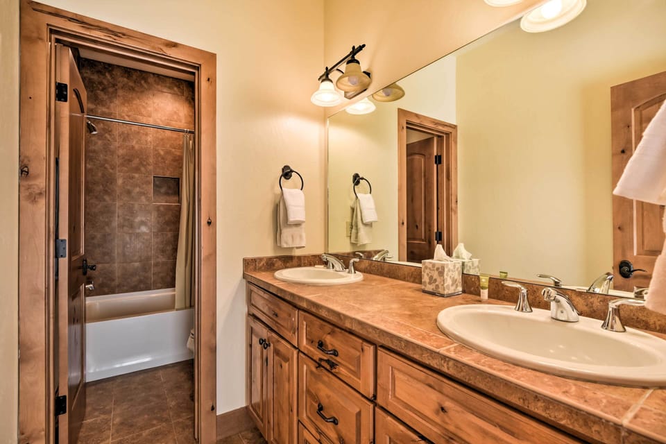 Crested Butte Townhome w/ Views - Steps to Lifts! Apartment in Colorado
