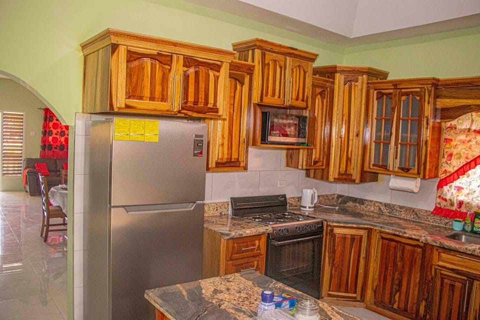 Full-size fridge, microwave, oven, stovetop