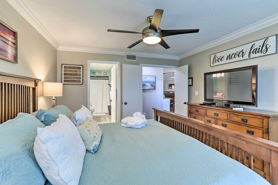 4 Mi to St Pete Beach! Family Condo w/ Pool Access Apartment in Isla del Sol