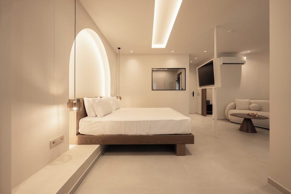 Deluxe Sea View Suite | Premium bedding, down comforters, pillowtop beds, minibar