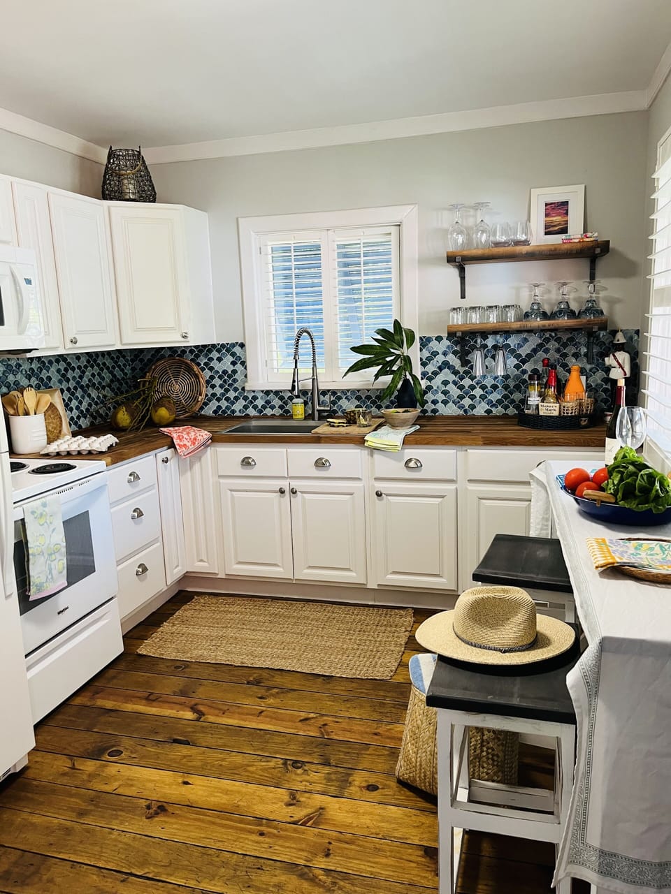 FULLY stocked kitchen for all your cooking needs. ☕️ 🥖 🥩