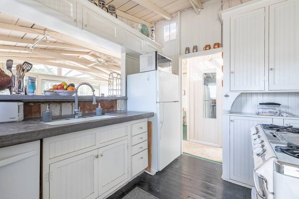 Full kitchen
