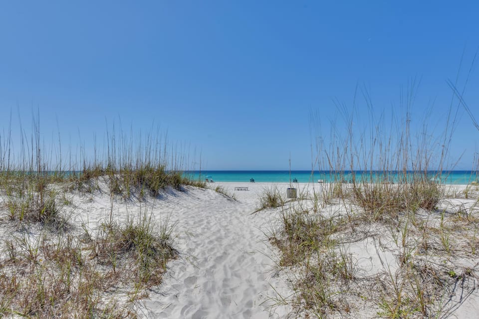 2-story Beachfront Condo in PCB w/ Community Pool! Apartment in Sunnyside