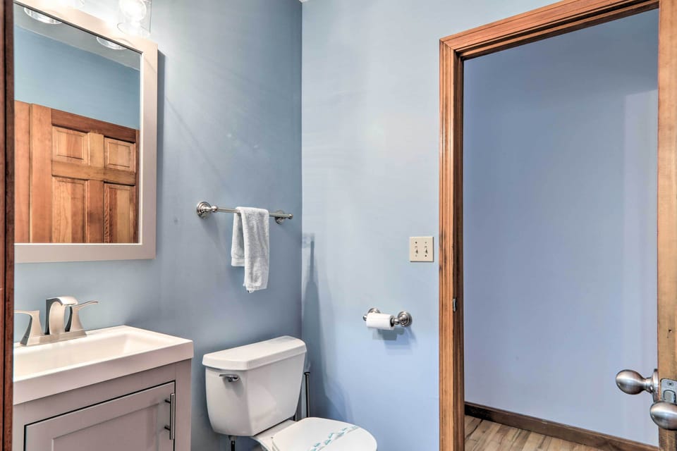 Walk to Main Street: Cozy Cottage in Hyannis Cottage in Hyannis