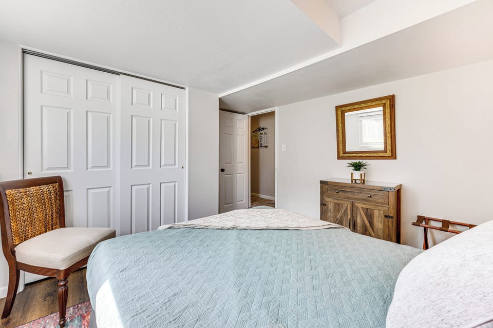 Hillside Place w/ Mountain Views ~ 8 Mi to Dtwn! Apartment in Colorado Springs
