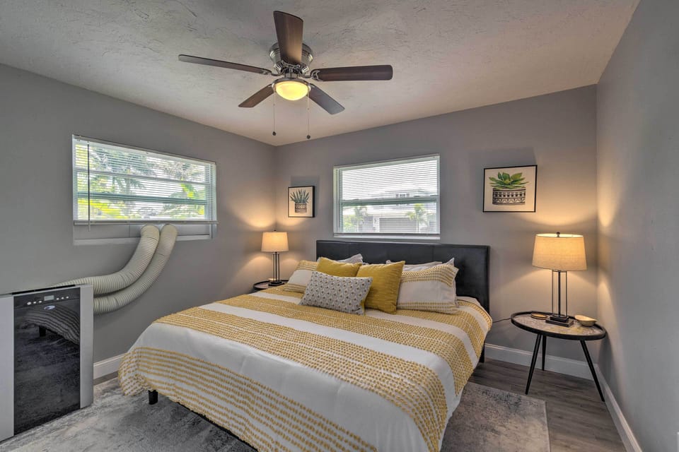 Bright Venice Getaway < 1 Mi to Historic Dtwn Cottage in Venice
