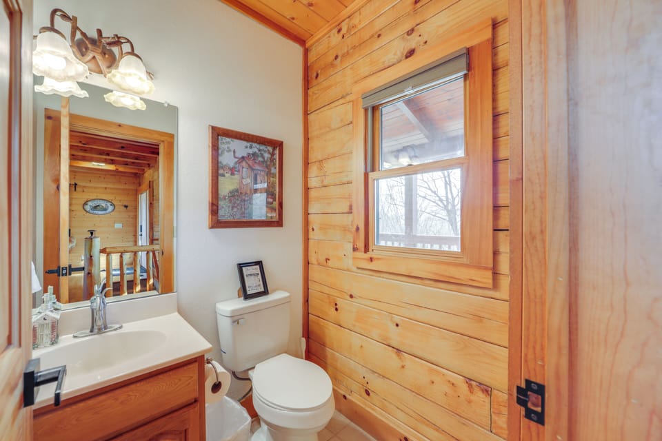 Deck & Mtn Views! Luxe Log Cabin in Waynesville Cottage in North Carolina