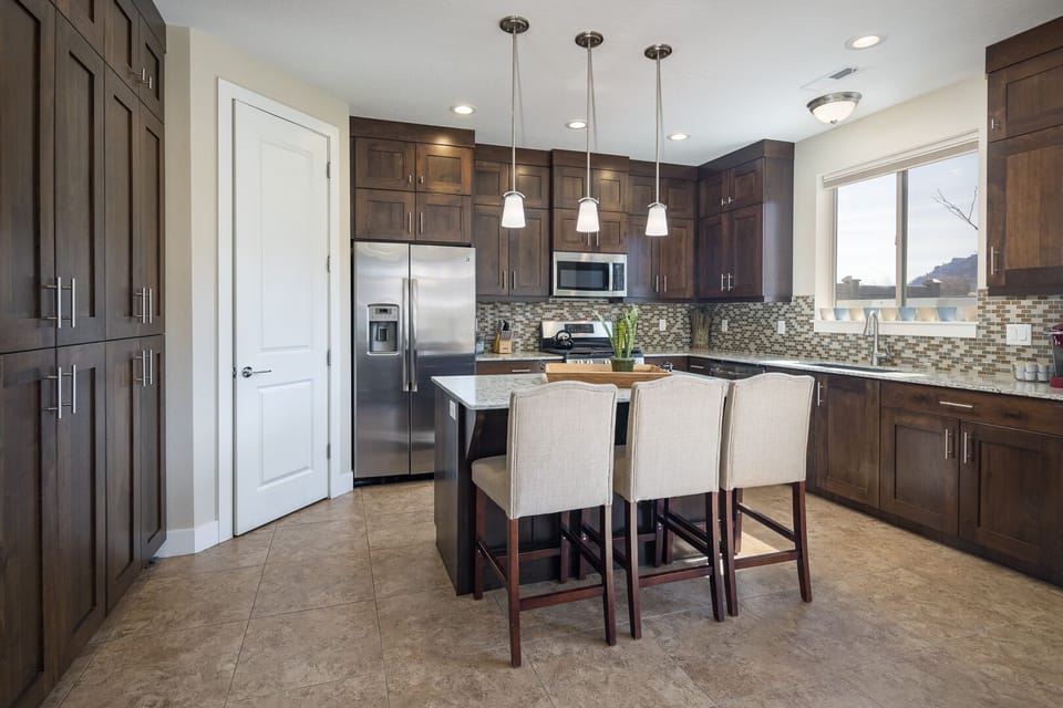 Luxury House, Multiple Bedrooms, Hot Tub, Mountain View | Private kitchen | Full-size fridge, microwave, oven, stovetop