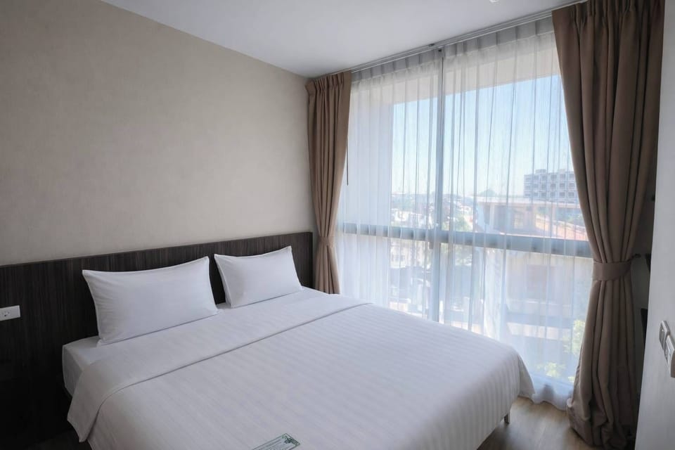 Deluxe Suite | 1 bedroom, in-room safe, blackout drapes, rollaway beds (surcharge)