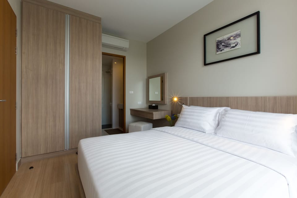 Junior Suite | 1 bedroom, in-room safe, blackout drapes, rollaway beds (surcharge)
