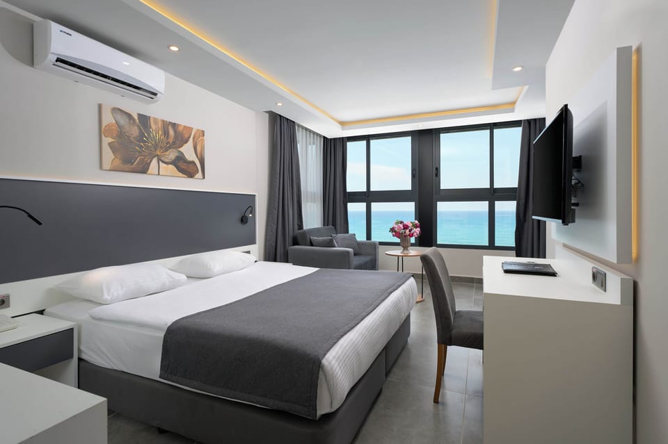 Deluxe Room | Minibar, in-room safe, desk, blackout drapes