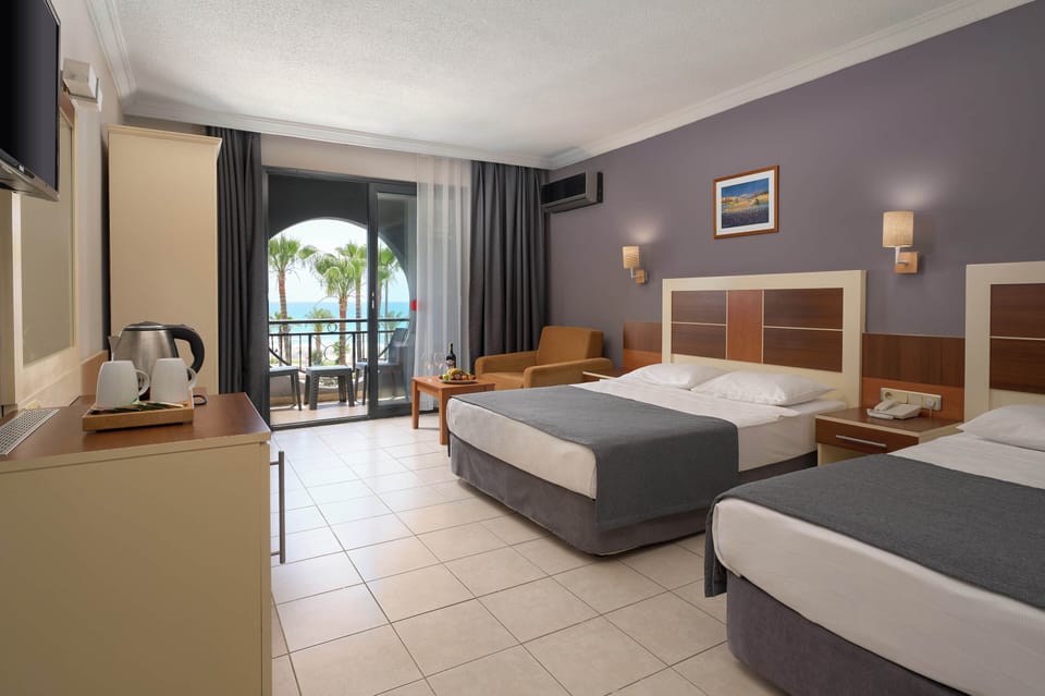 Standard Room | Minibar, in-room safe, desk, blackout drapes