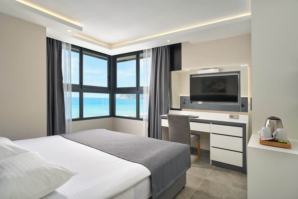 Deluxe Room | Minibar, in-room safe, desk, blackout drapes