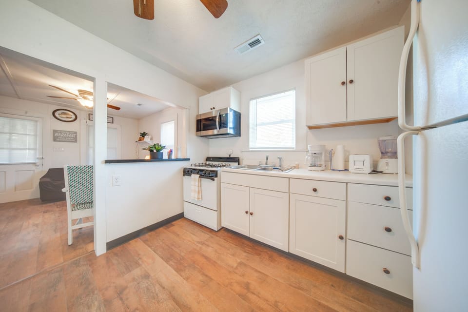 Cottage (3 Bedrooms) | Private kitchen | Microwave, oven, stovetop, highchair