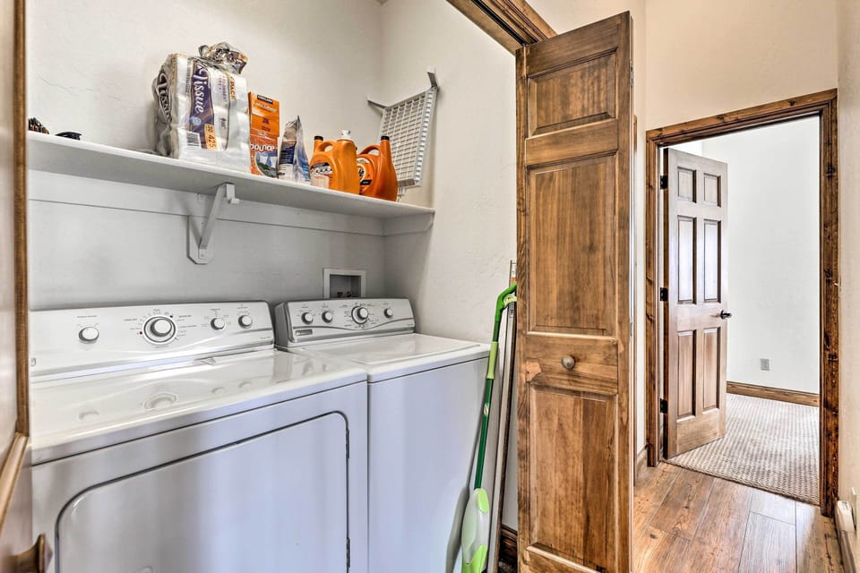 Luxe Rocky Mtn Retreat w/ Hot Tub - By Winter Park Cottage in Tabernash