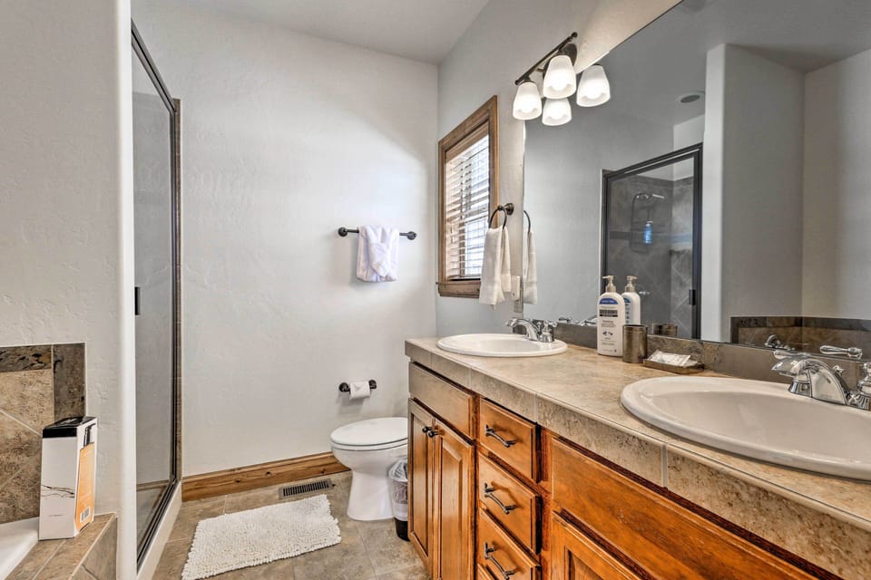 Luxe Rocky Mtn Retreat w/ Hot Tub - By Winter Park Cottage in Tabernash