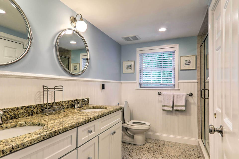 Near Craigville Beach & Main St! Sunny Cottage Cottage in Hyannis Port