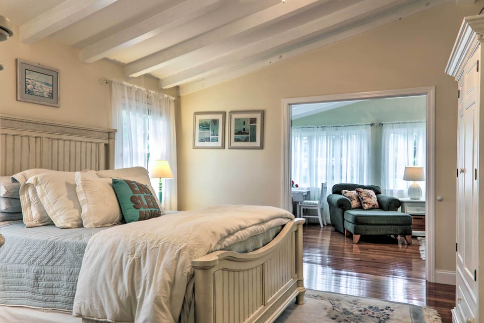 Near Craigville Beach & Main St! Sunny Cottage Cottage in Hyannis Port