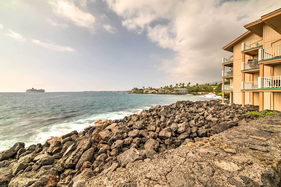Oceanfront Kailua-kona Townhome w/ Pool & Views! Apartment in Holualoa