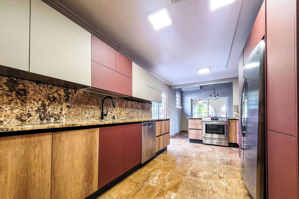 House (6 Bedrooms) | Interior