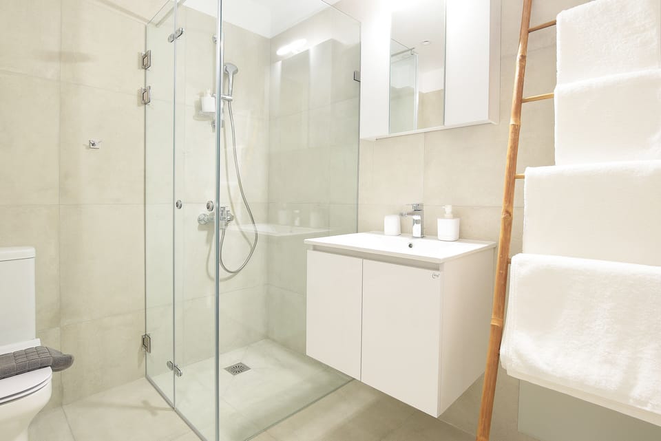 Suite | Bathroom | Shower, free toiletries, hair dryer, towels