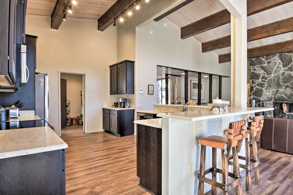 House (6 Bedrooms) | Interior