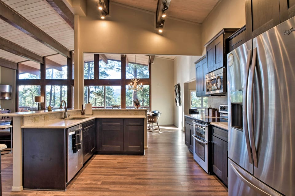 House (6 Bedrooms) | Interior