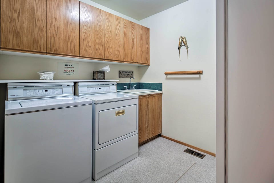Walk to Ocean: Home w/ Hot Tub in South Beach! Cottage in Oregon