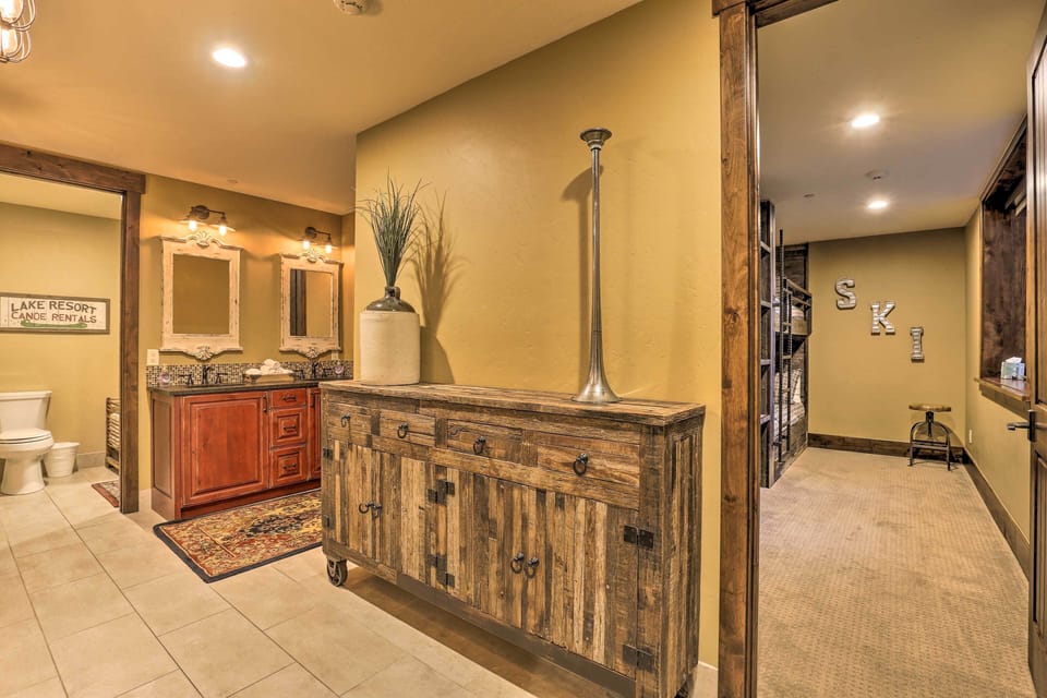 Walk to Lift: Luxe Villa w/ Hot Tub in Copper Mtn Villa in Summit County