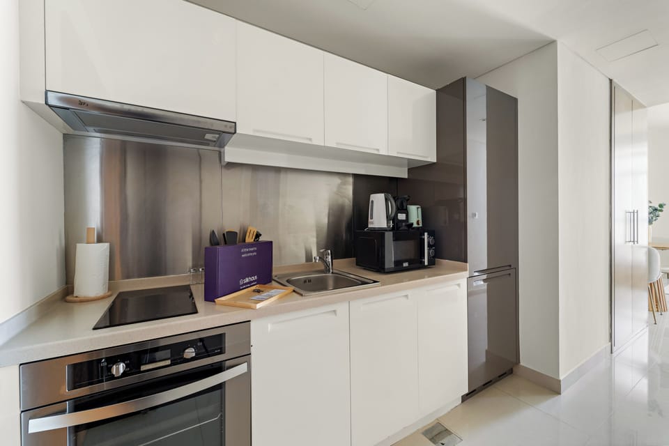 Gallery Studio | Private kitchen | Coffee/tea maker, full-size fridge, microwave, oven