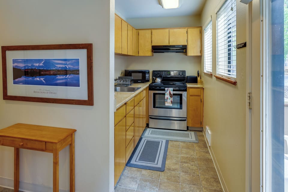 Kitchen | Paper Towels/Trash Bags Provided