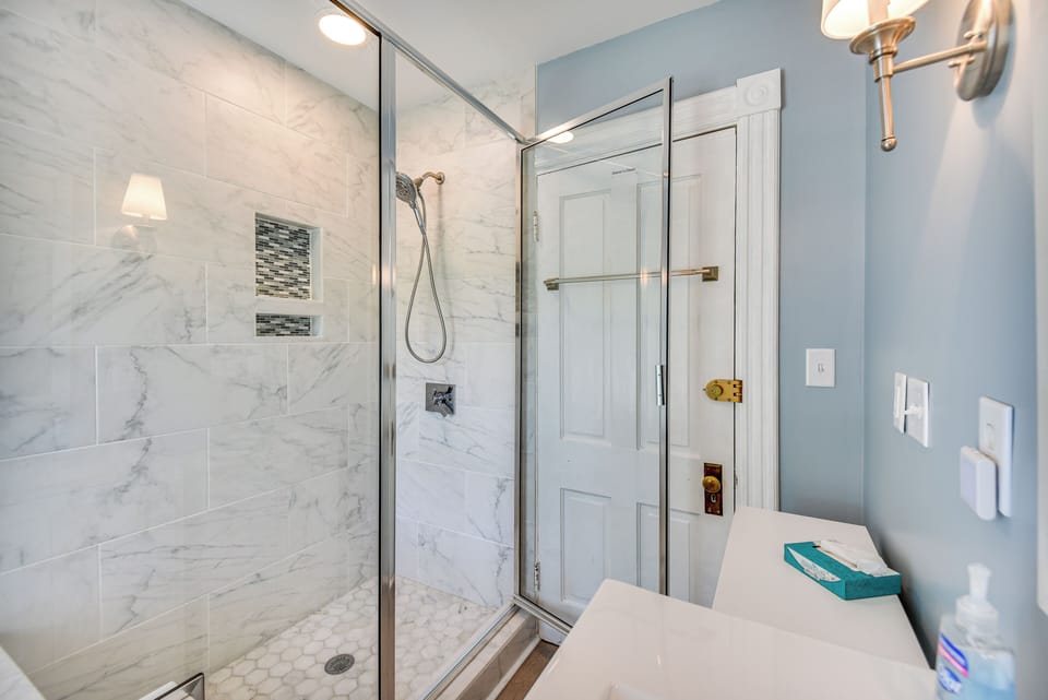 Full Bathroom | 2nd Floor