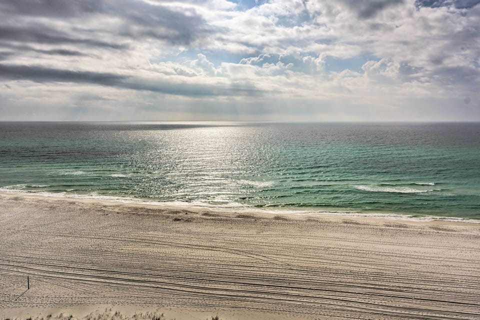 Idyllic PCB Condo w/ Pool Access & Ocean Views! Apartment in Panama City Beach