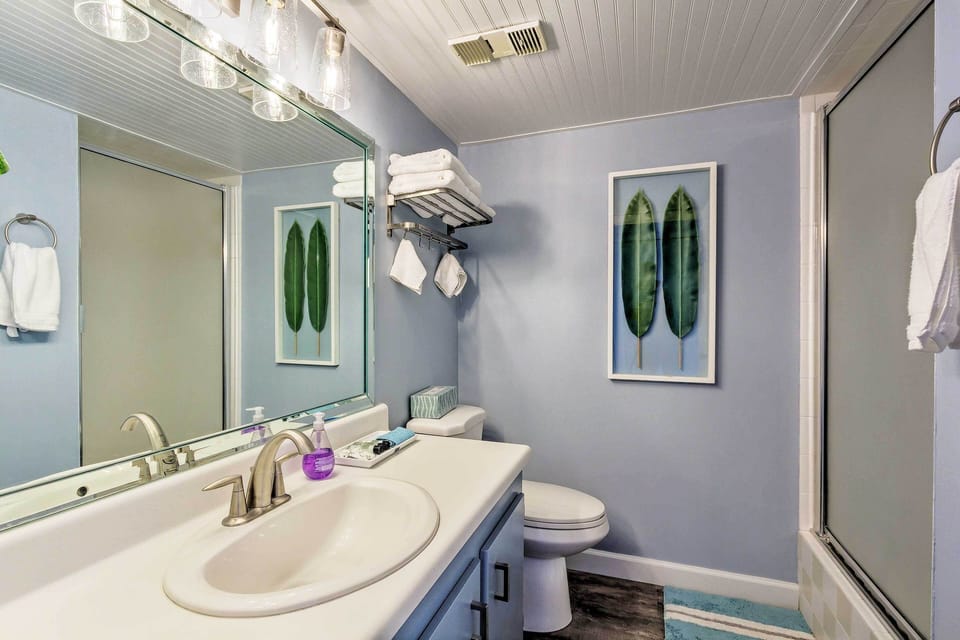 PCB Beachfront 'coastal Abode' at Pinnacle Port! Apartment in Sunnyside