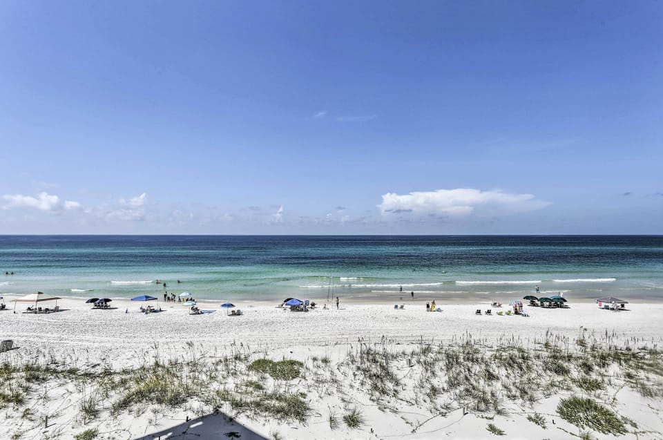 PCB Beachfront 'coastal Abode' at Pinnacle Port! Apartment in Sunnyside