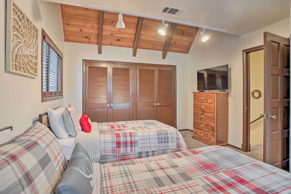 Woodsy Twin Peaks Getaway w/ Hot Tub & Views! Cottage in Lake Arrowhead