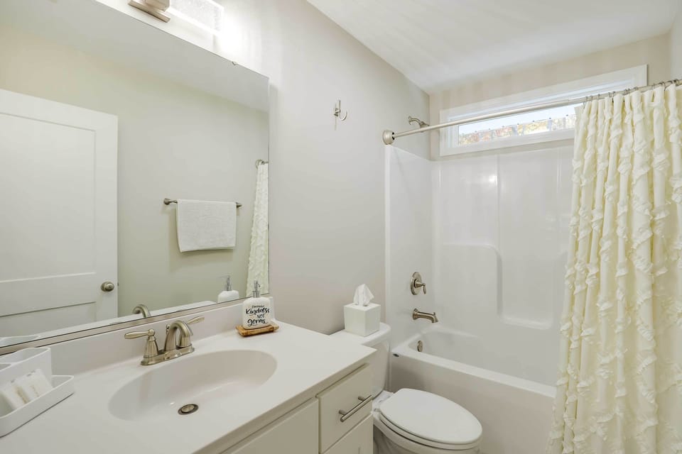 Luxe Mountain Home Near Ridgecrest & Asheville! Cottage in Buncombe County