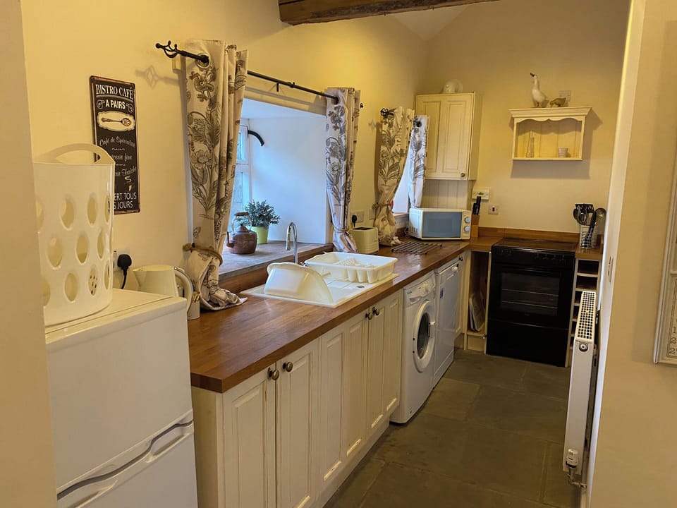 Cottage | Private kitchen | Dishwasher, cookware/dishes/utensils