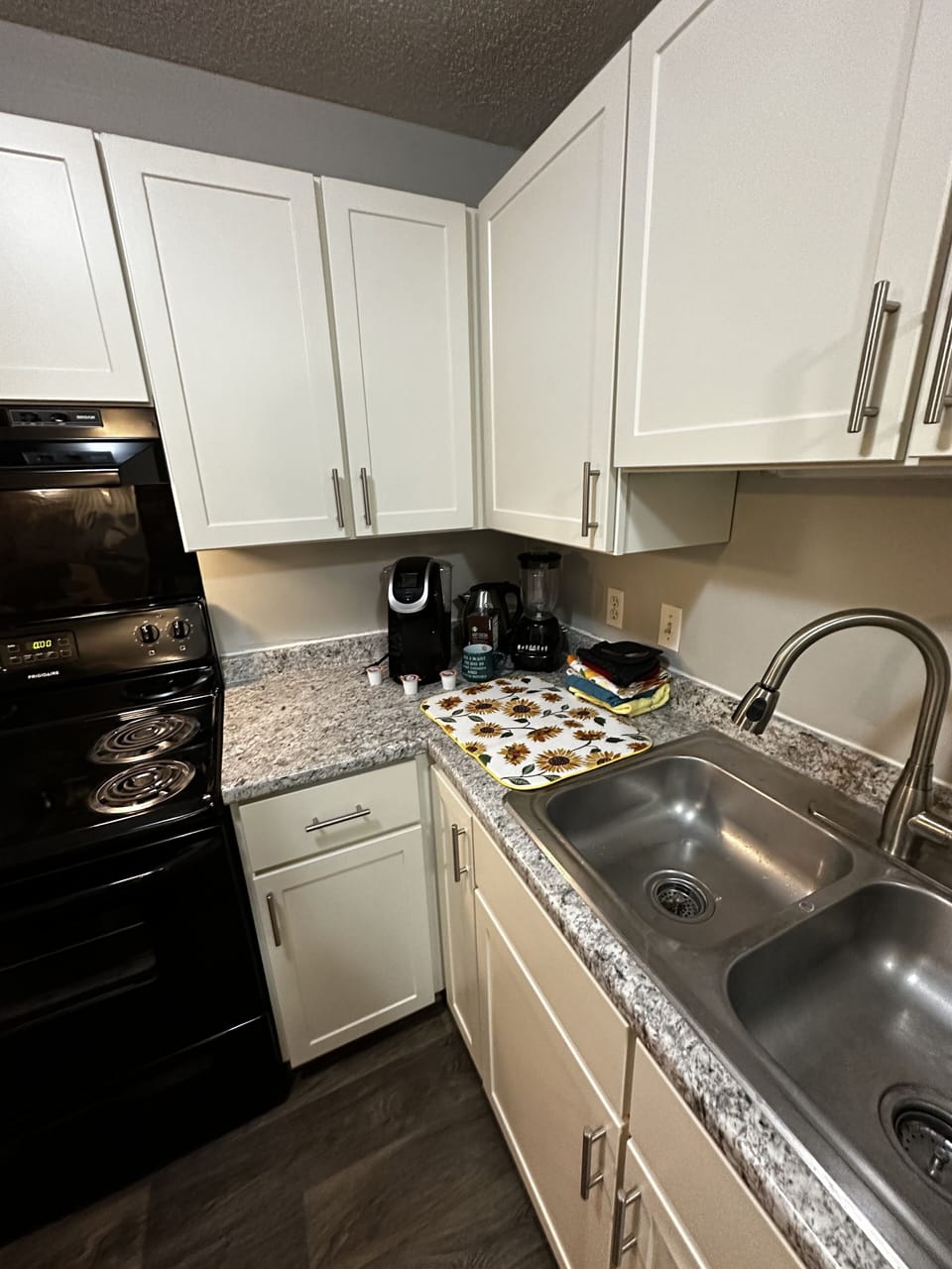 Royal Condo | Private kitchen | Espresso maker, coffee/tea maker, electric kettle, ice maker