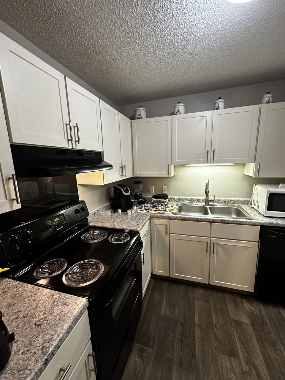 Royal Condo | Private kitchen | Espresso maker, coffee/tea maker, electric kettle, ice maker