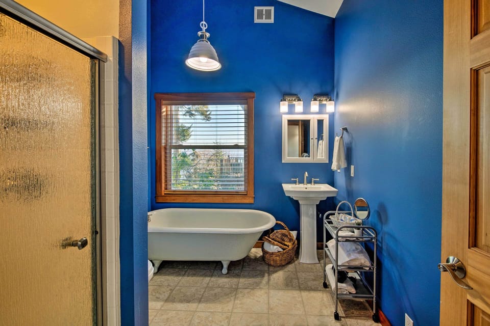 Puget Sound Escape: Private Beach & Oversized Deck Cottage in Puget Sound